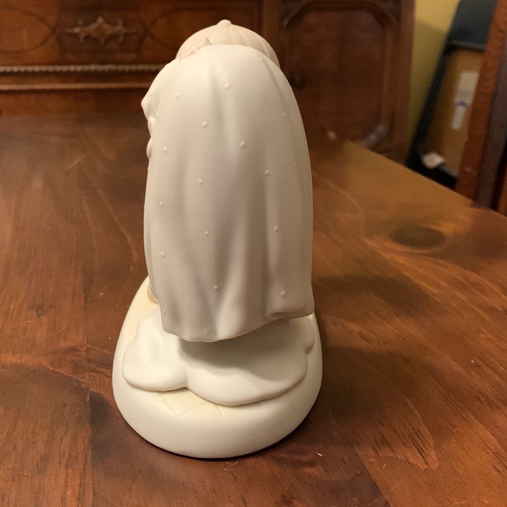 Precious Moments"Sharing the Good New Together"1991"Symbol of Membership"Figure - Picture 2 of 16